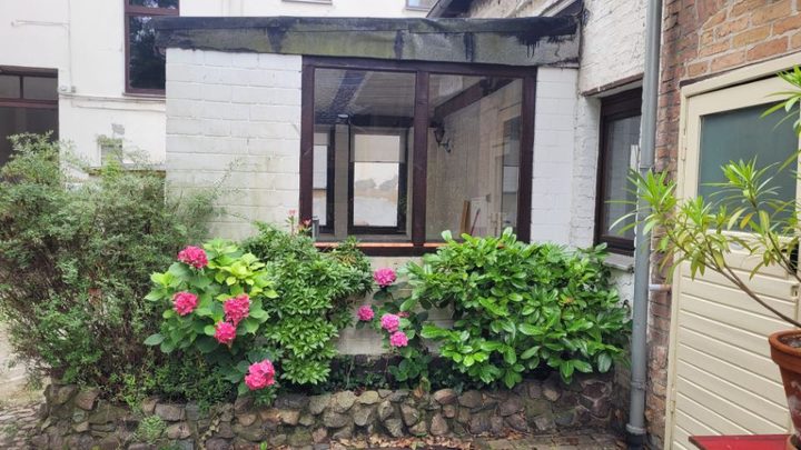 Der Pavillon des Refugiums mit Hortensien vor dem großen Fenster